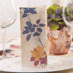 Motivserviette-im-Einsatz-Chrissy_creme-bordeaux