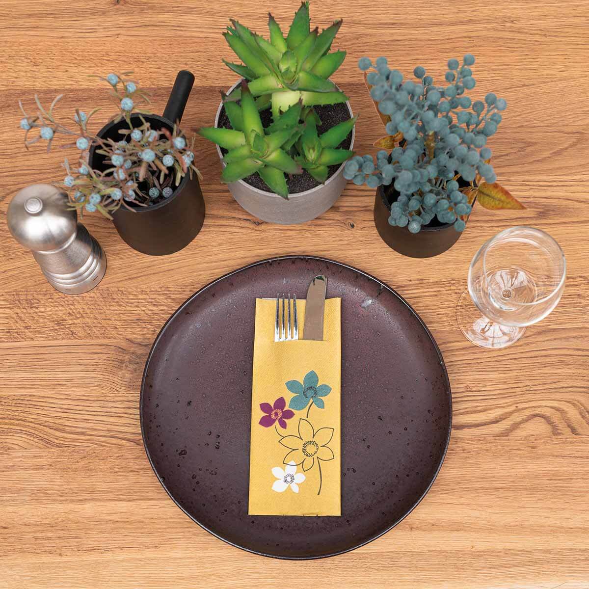 Motivserviette-im-Einsatz-Cora_gold