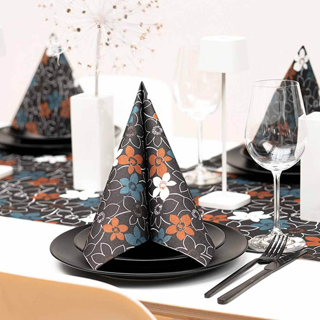 Motivserviette-im-Einsatz-Cora_schwarz