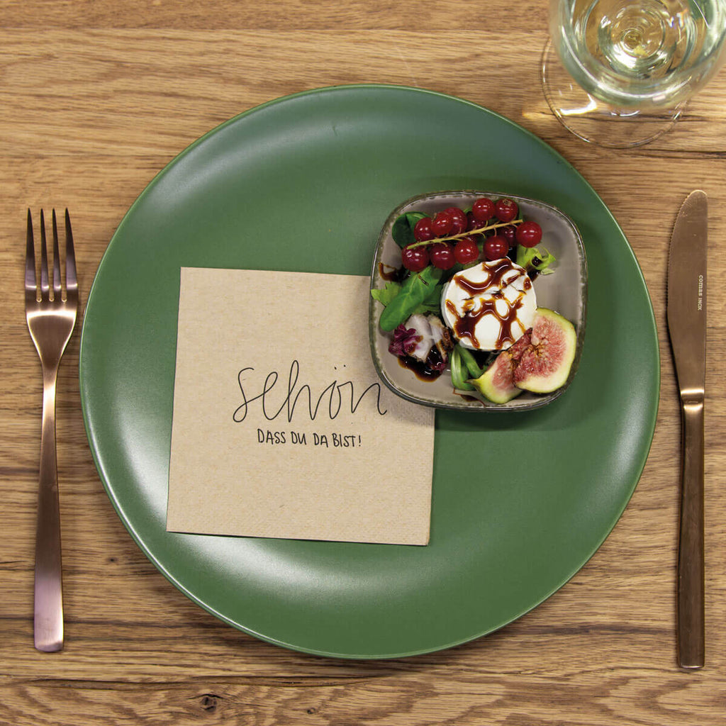 Motivserviette-schoen-das-du-da-bist-recycled-im-Einsatz